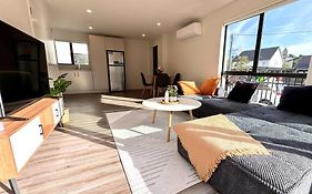 Cbd Luxury Parkside Living 2 Bedroom With Parking